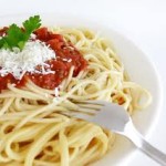 Спагети с доматен сос и босилек