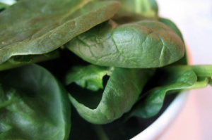 Спанак със синьо сирене